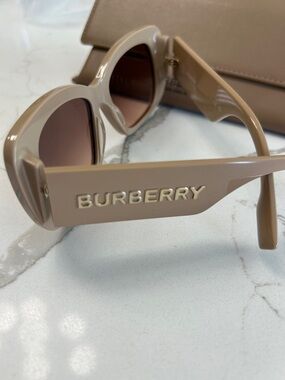 Burberry Beige Gloss Cat-Eye Sunglasses with Gradient Brown Lenses